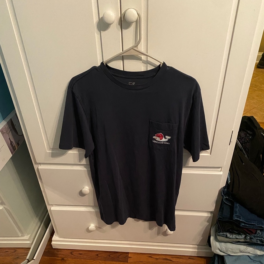 Men’s Vineyard Vines size small navy shirt